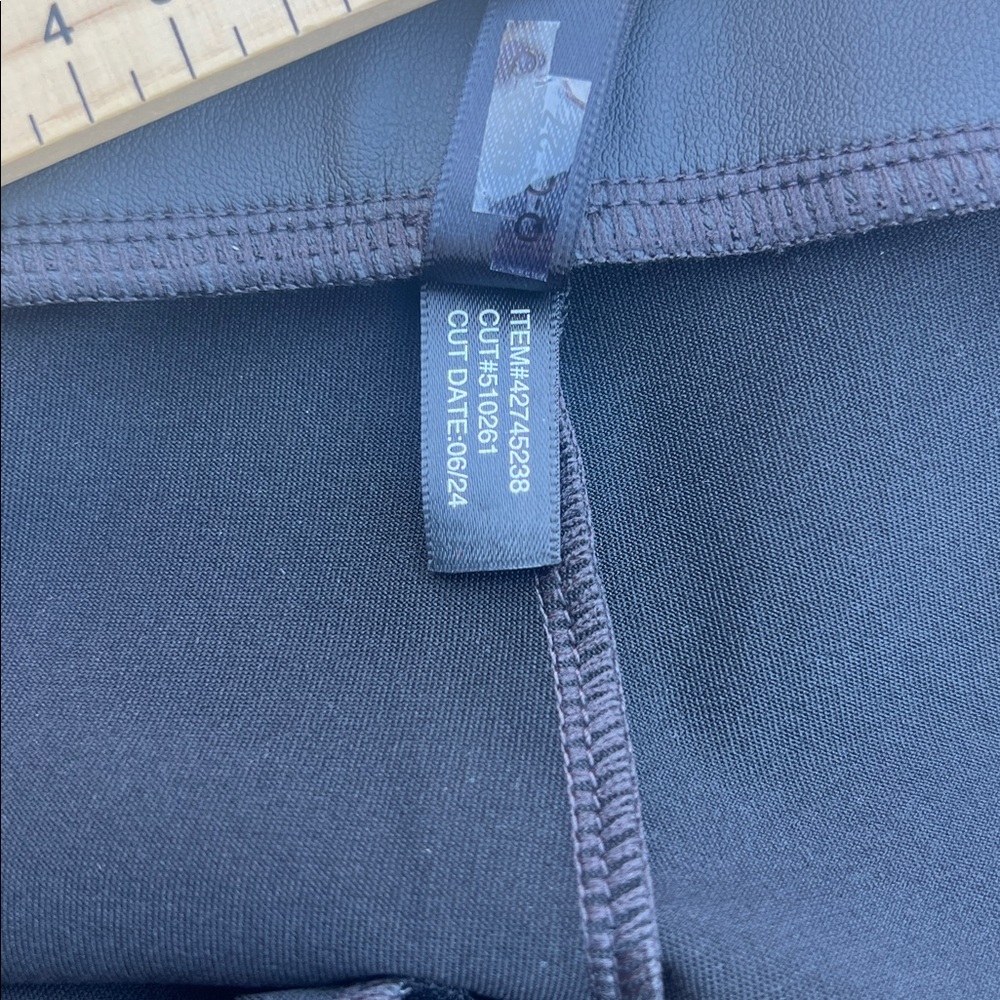 Torrid‎ | Crop Signature Waist Faux Leather Ankle Zip Legging (Size 3) - Picture 4 of 8